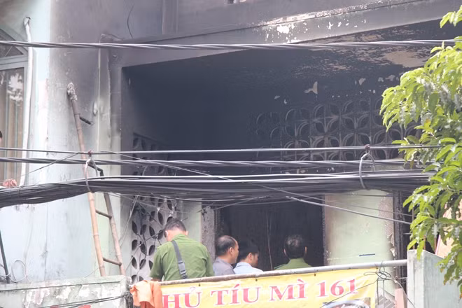 Lầu 1 dãy phòng trọ bị cháy rụi sau vụ việc