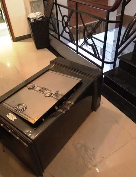 Két sắt bị phá bung