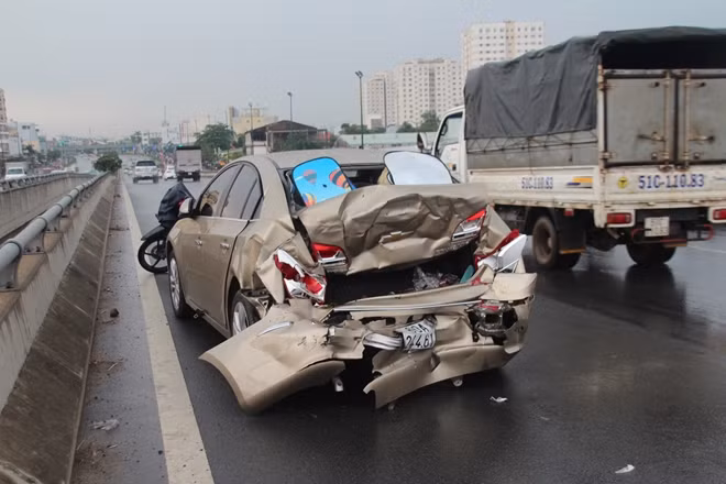 Xe 4 chỗ nát phần đuôi
