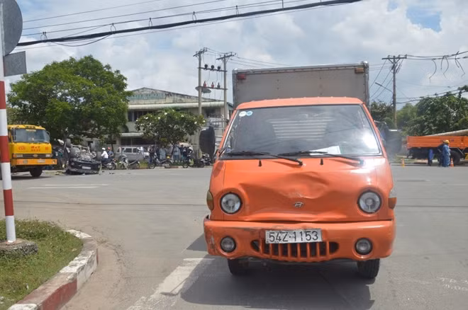 Chiếc xe tải gây tai nạn tại hiện trường