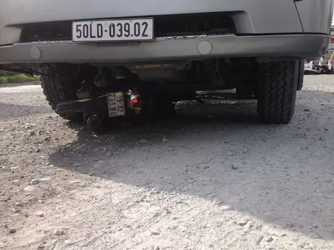 Chiếc xe của nạn nhân bị kéo lê dưới gầm xe đầu kéo