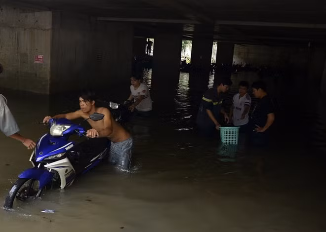Nhiều phương tiện bị ngâm trong nước nhiều giờ