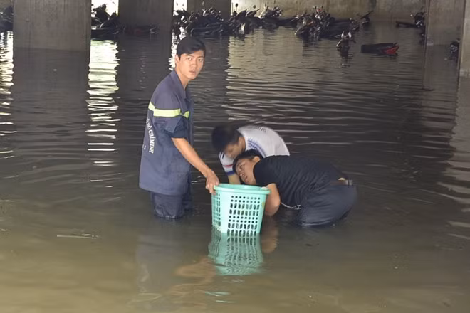 Lực lượng PCCC đang móc cống để thoát nước