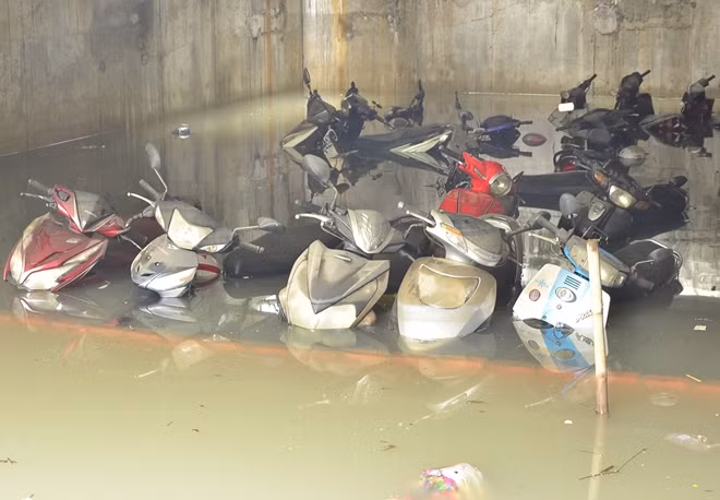 Vẫn nhiều phương tiện còn bị ngập trong nước