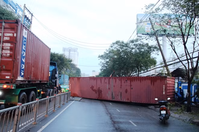 Thùng container rơi chắn ngang đường Nguyễn Tất Thành