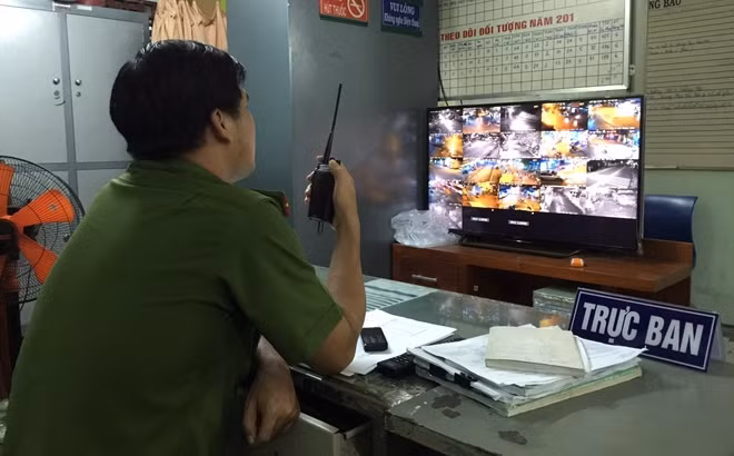 Công an quận Thủ Đức theo dõi an ninh trật tự qua camera.