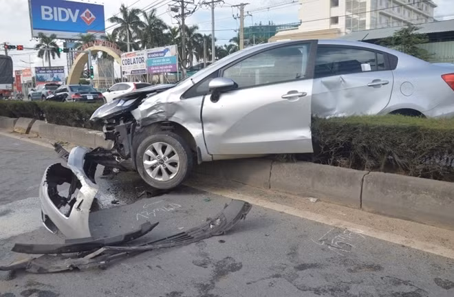 Vắt ngang dải phân cách