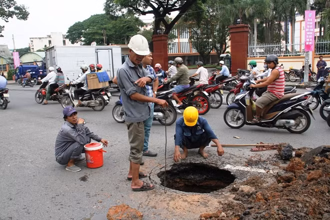 "Hố tử thần" xuất hiện giữa đường