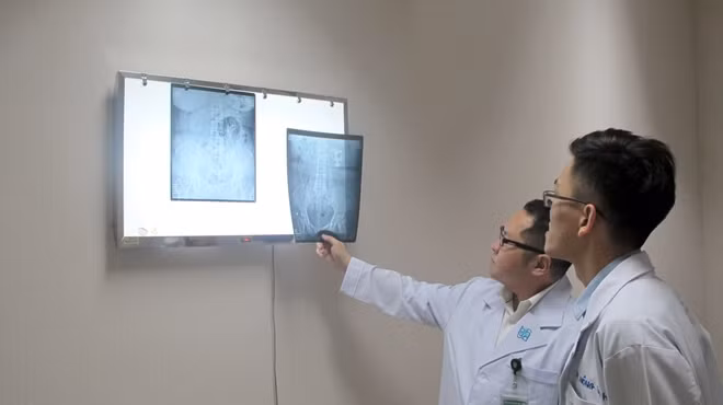 Kiểm tra phim chụp trước khi phẩu thuật