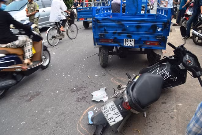 Hai bà cháu anh Hải không tránh kịp tông tiếp vào xe ba gác