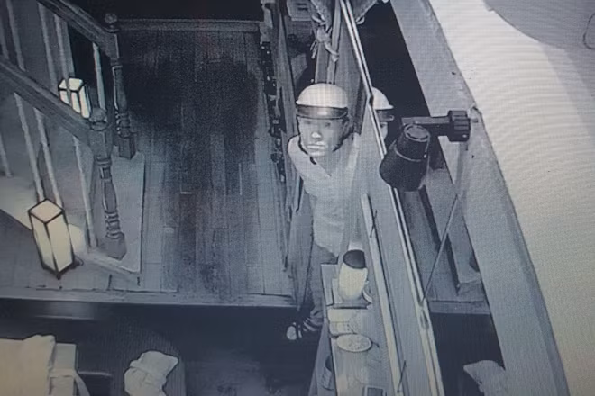Một trong hai đối tượng bị camera ghi hình lại.
