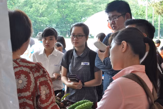 Các bạn trẻ đang lắng nghe chia sẻ kinh nghiệm khởi nghiệp từ một mô hình trồng cây ăn quả tại tỉnh Bà Rịa – Vũng Tàu.