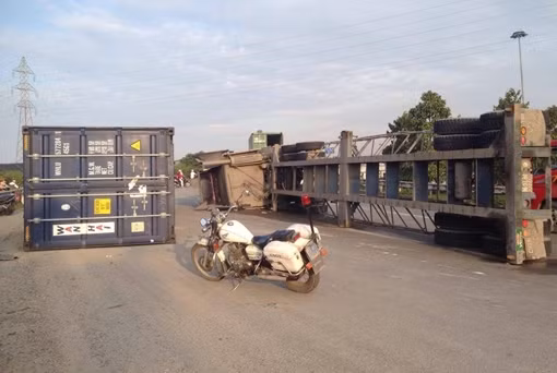 Kẹt cứng đường vì xe đầu kéo làm rơi thùng container