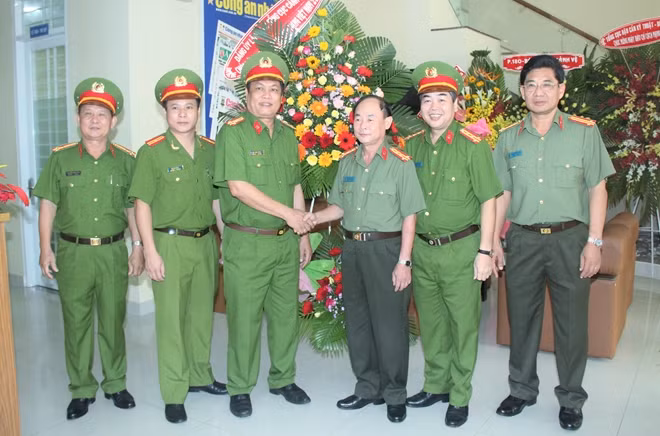 Đoàn đại biểu lãnh đạo Tổng cục cảnh sát chụp hình lưu niệm với cán bộ, chiến sĩ Cơ quan đại diện Báo CAND tại TP Hồ Chí Minh