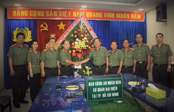 Trung tướng Nguyễn Thanh Nam chụp hình lưu niệm với cán bộ, chiến sĩ Cơ quan đại diện Báo CAND tại TP Hồ Chí Minh