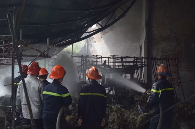 Nhà xưởng bị cháy và hư hỏng
