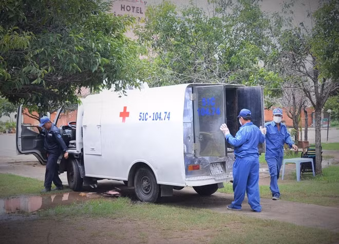 Nạn nhân được đưa ra khỏi hiện trường