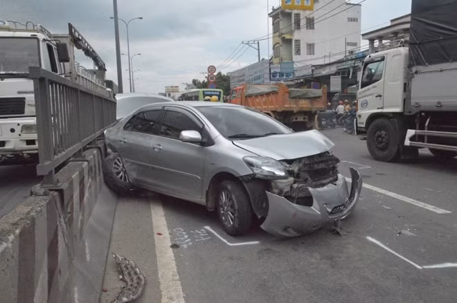 Phần đầu xe 4 chỗ cũng chung số phận.