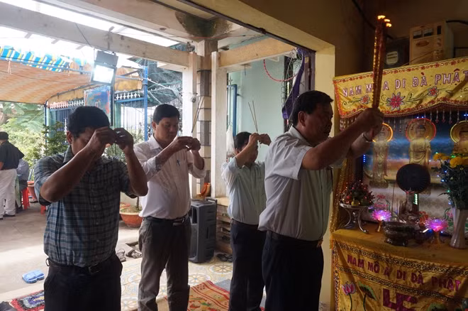Bạn bè, đồng nghiệp đến chia buồn cùng gia đình anh Danh