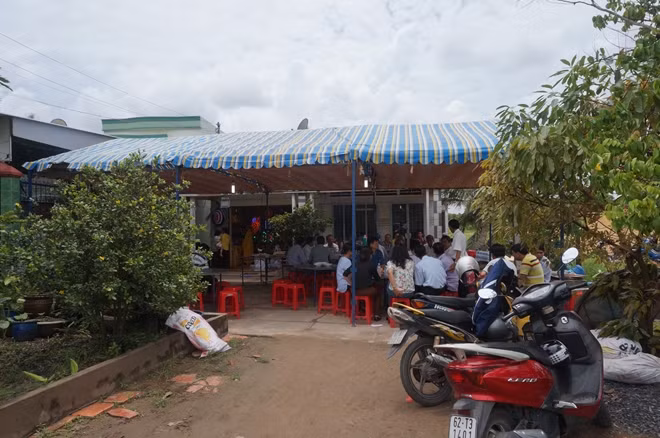 Mới 9h sáng nhưng nhà anh Danh đã có nhiều người đến chia buồn