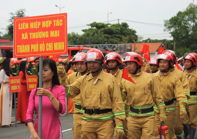 Các đội tham gia diễu hành qua lễ đài