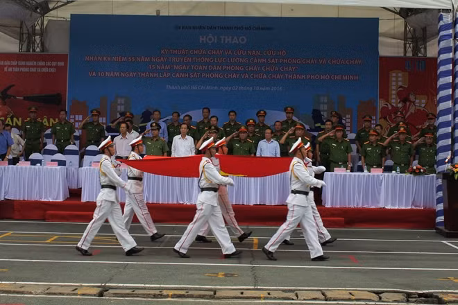Nghi lễ diễu binh qua khán đài