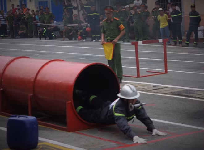 Các thao tác cứu người, chữa cháy trong những không gian nhỏ hẹp