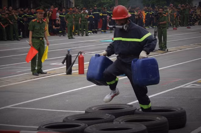 Lực lượng chữa cháy chuyên nghiệp thực hiện các thao tác khó hơn
