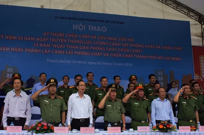 Các đại biểu thực hiện nghi thức chào cờ trên khán đài