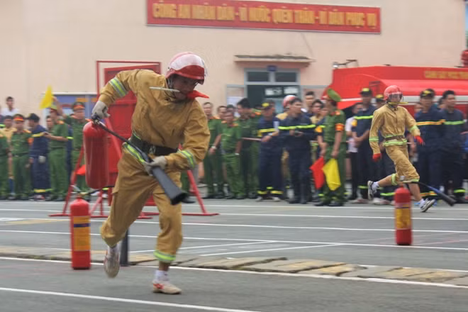 Lực lượng chữa cháy thuộc dân phòng các quận, huyện tham gia cuộc thi