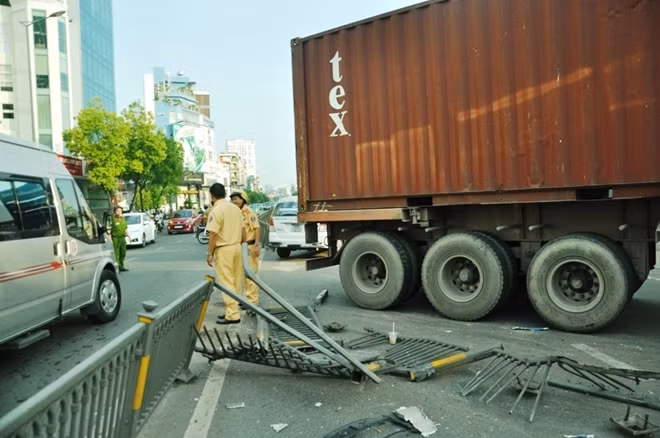 Phá nát nhiều mét dải phân cách