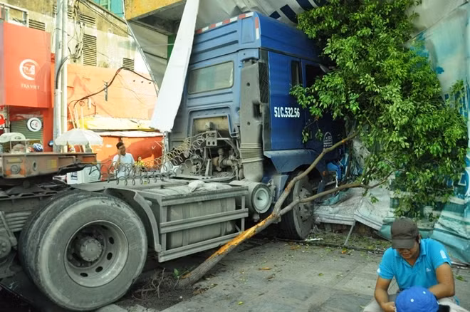 Đầu xe cắm vào tường rào công trình