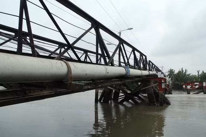 Cầu sắt Rạch Đĩa được bắc qua sông Rạch Đĩa trước năm 1975.