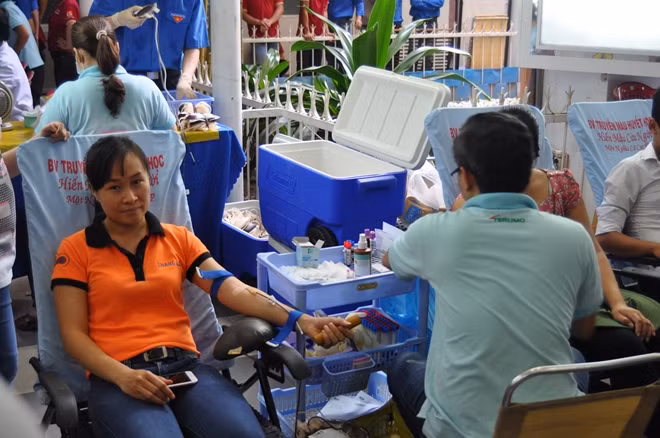 Một chiến sĩ nữ tham gia hiến máu