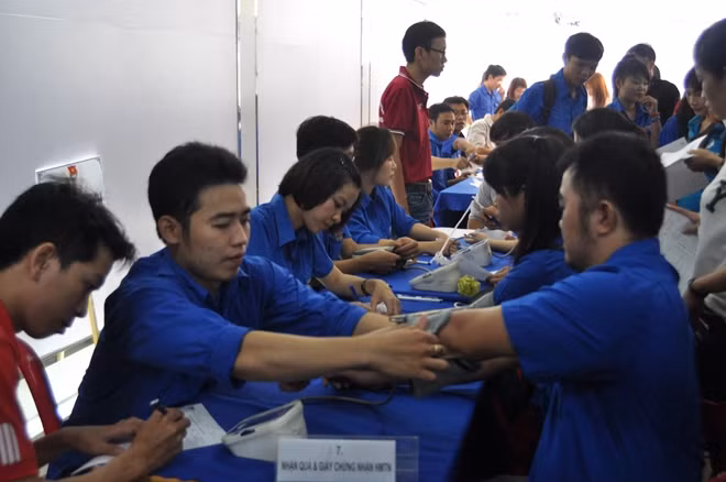 Các "chiến sĩ" khám sức khỏe trước khi hiến máu