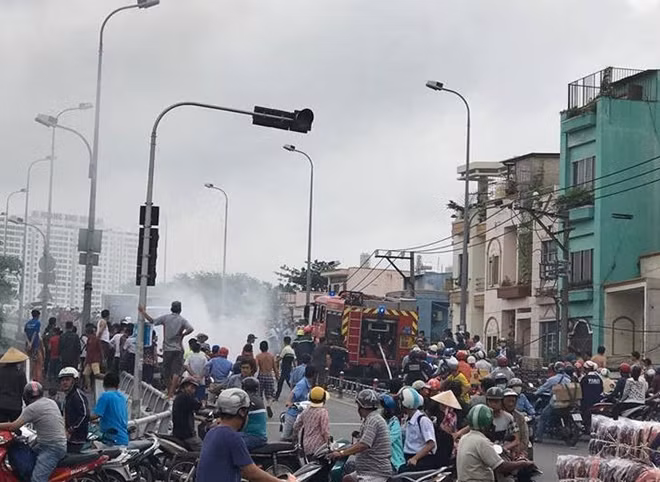 Xe chữa cháy triển khai dập lửa