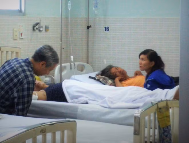 Bà Lý (áo vàng) vẫn trong tình trạng hoảng loạn.