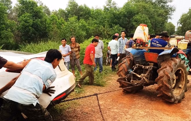 Xe máy cày kéo chiếc xe 4 chổ lên khỏi kênh