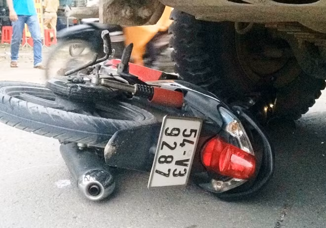 Khiến xe gắn máy và anh N rơi vào bánh xe ben
