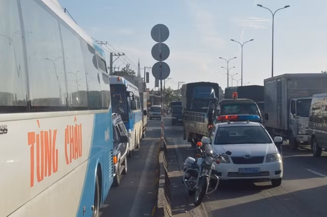 Vụ tai nạn khiến giao thông bị ùn ứ