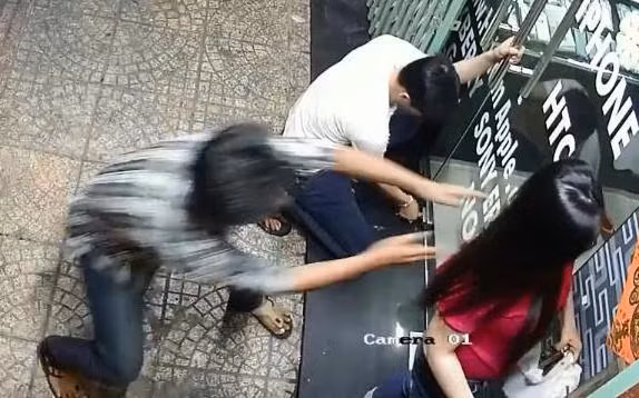 Một vụ giật giỏ xách ngay trước cửa ành (Ảnh minh họa)