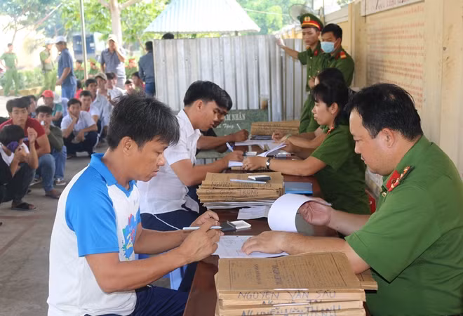 Giám thị Trại Mỹ Phước và đại diện chính quyền địa phương trao quyết định đặc xá cho các phạm nhân cải tạo tốt, chấp hành nghiêm nội quy của Trại