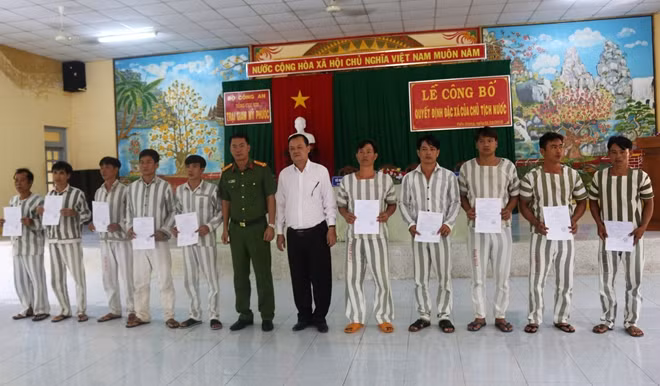Cán bộ Trại giam Mỹ Phước thực hiện các thủ tục hành chính cho những người được đặc xá