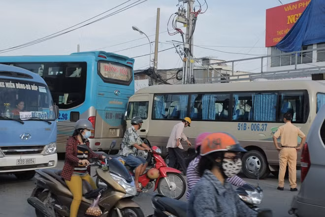 Hai xe khách dính nhau trên quốc lộ 13