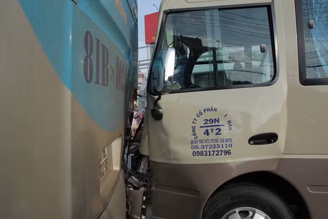 Xe khách phía sau cũng bị hư hỏng nặng phần đầu
