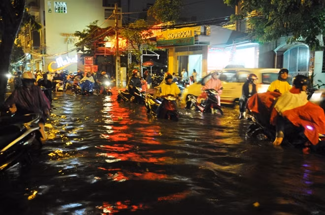 Người dân chỉ còn cách dắt bộ