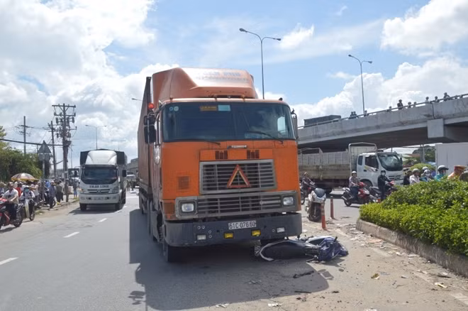 Xe gắn máy của anh Xuyên dính chặt trước đầu xe đầu kéo
