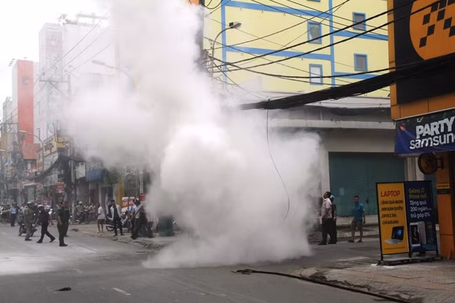 Nhiều sợi cáp sau vụ cháy rơi xuống đường