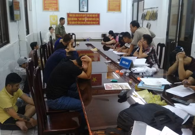 Số nam nữ thanh niên được đưa về trụ sở làm rõ hành vi sử dụng ma túy