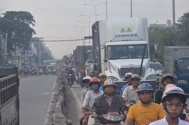 Sự cố khiến giao thông trên QL22 bị ùn ứ